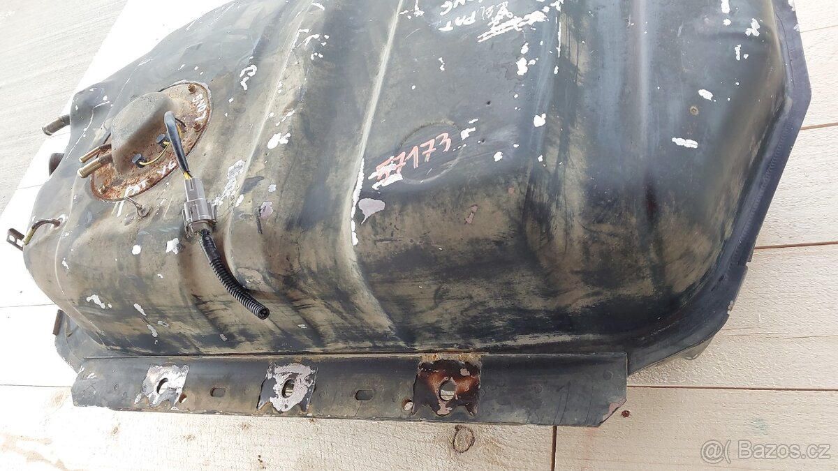 Nissan Patrol Y61 - Nádrž paliva Wagoon - 6
