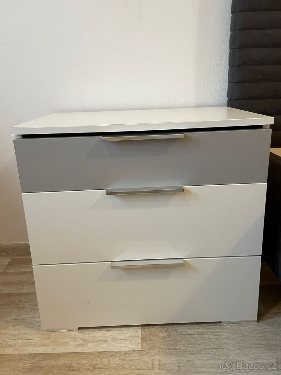 prodám postel 140 x 200 + 2 noční stolky - 6