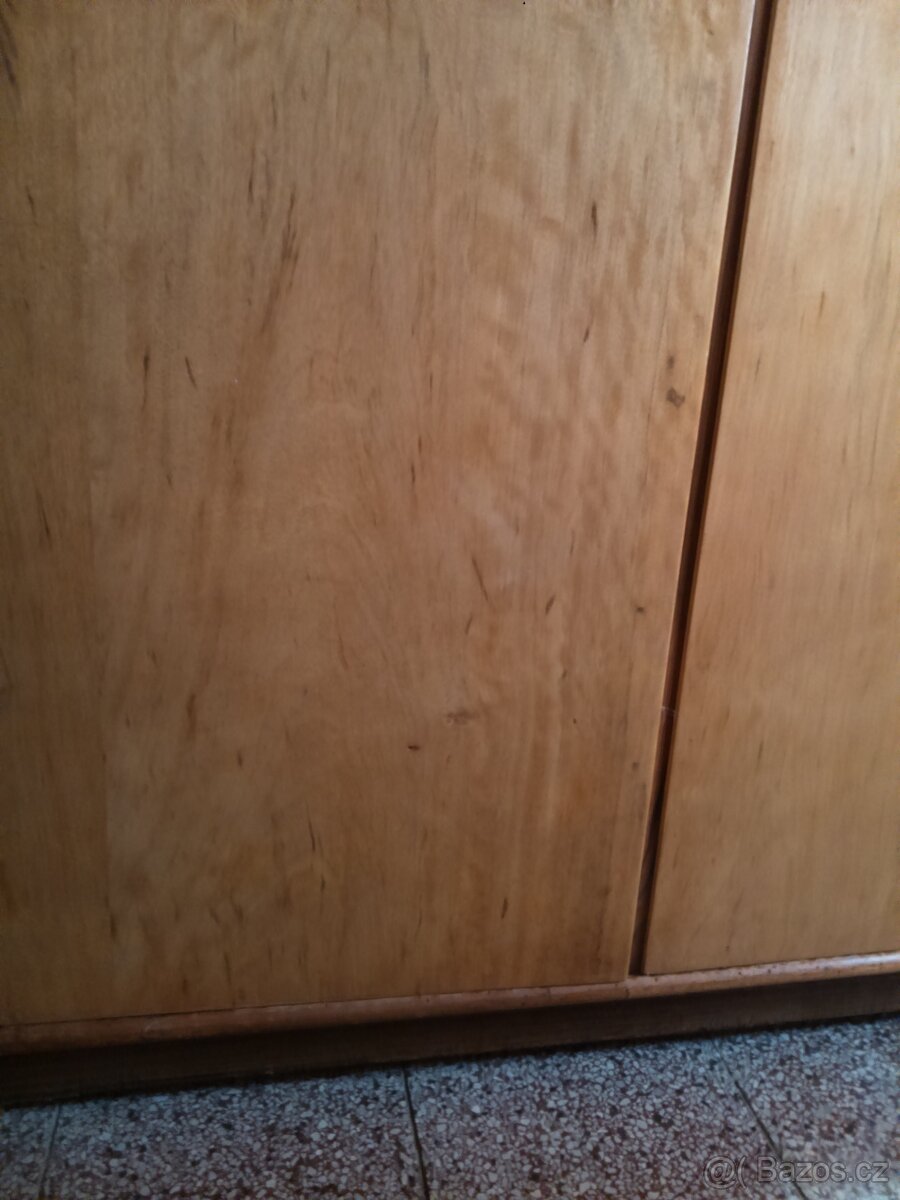 Velká dřevěná šatní skříň - 6