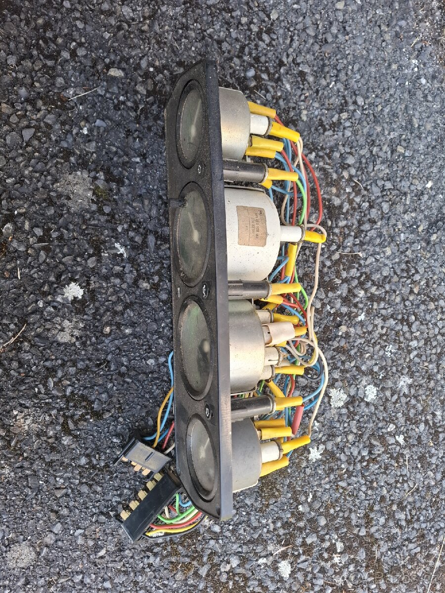 Prodám budíky na Škoda 120 - 6