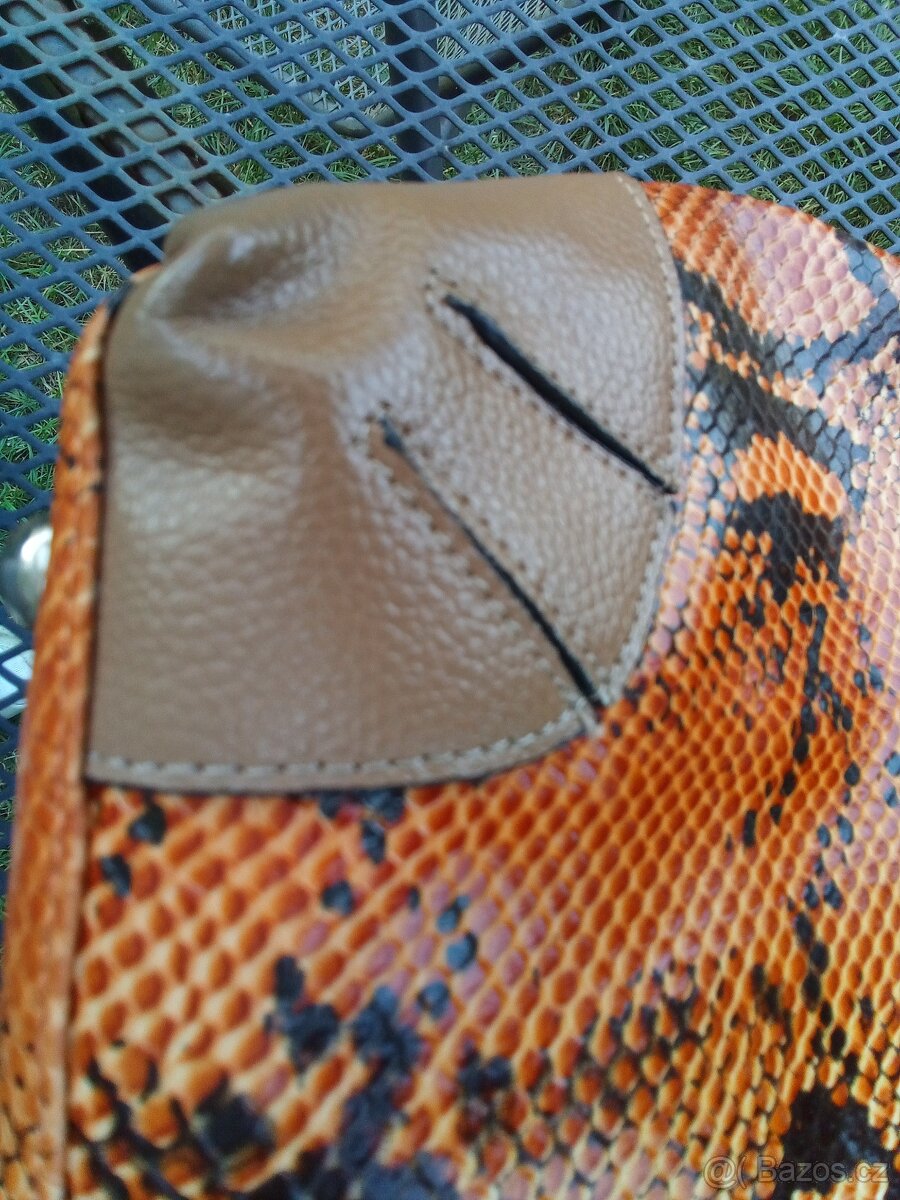 HNĚDÁ KOŽENÁ KABELKA S MOTIVEM HADA - 6