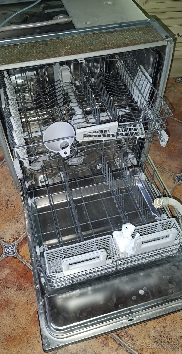 Myčka nádobí vestavná - 6