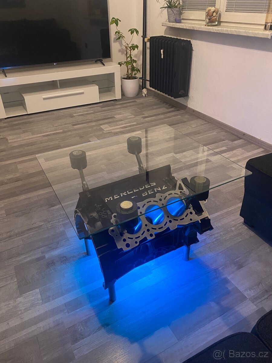 Stůl z bloku motoru Mercedes-Benz V6 - 6