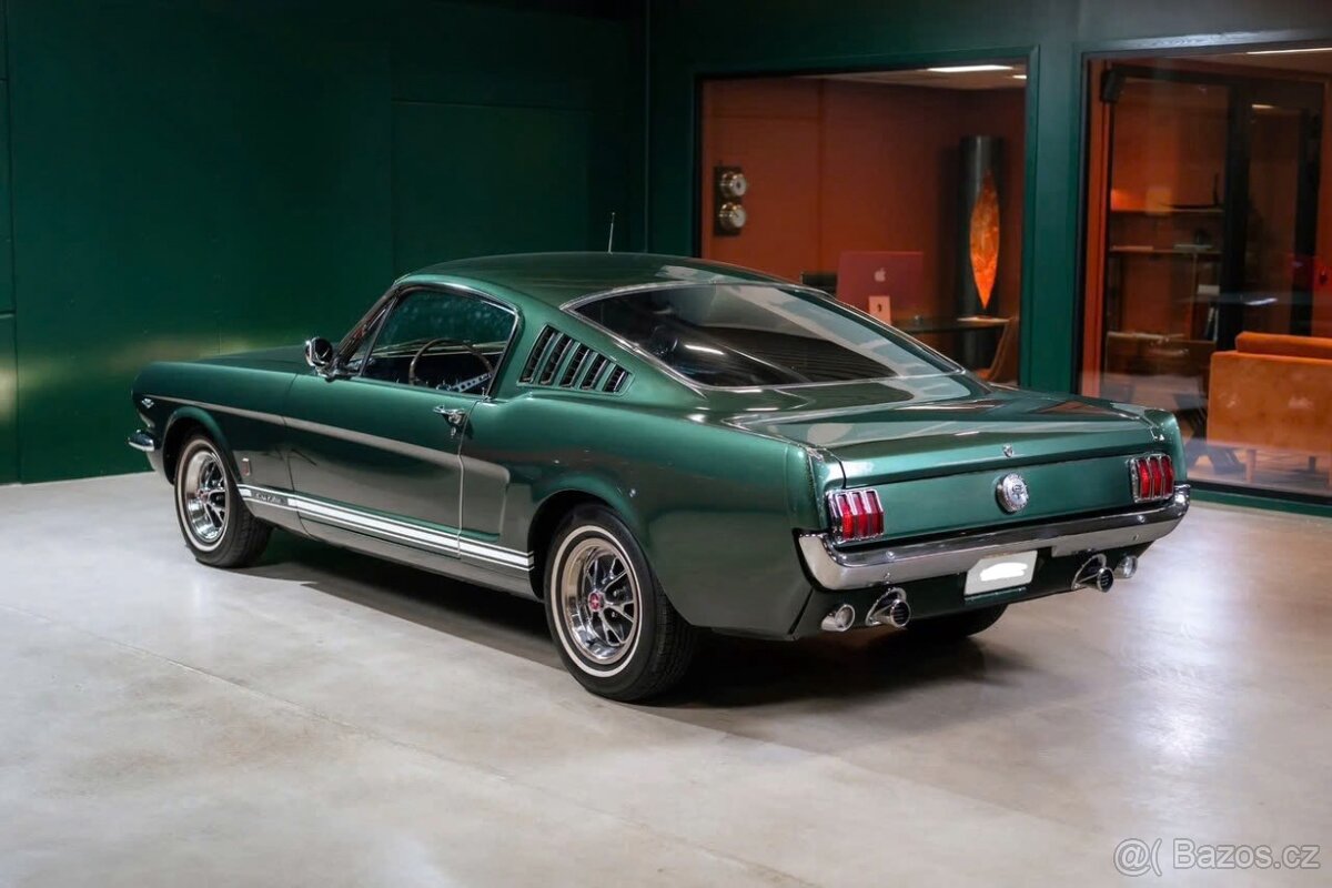 Ford Mustang Fastback - 6