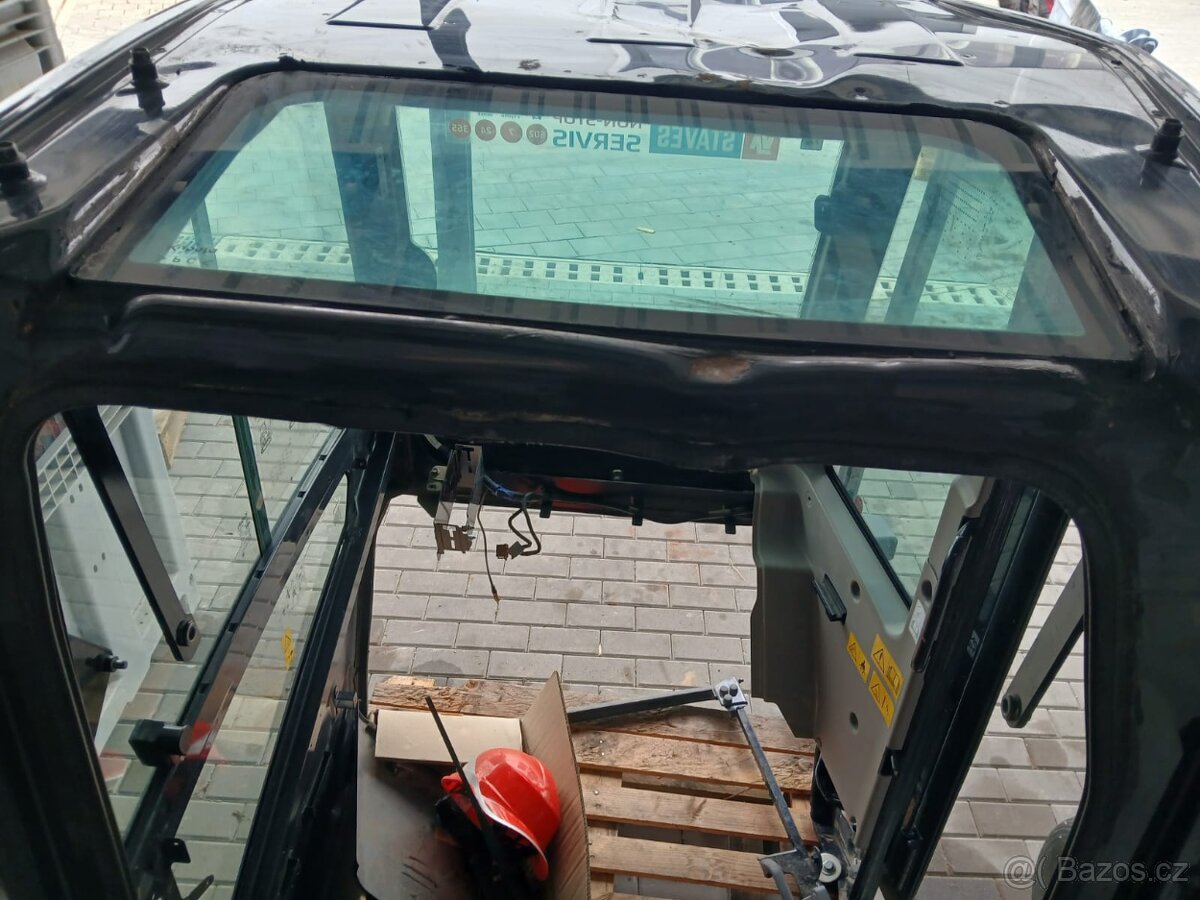 Lehce poškozená kabina bagru Kubota U56-5 - 6