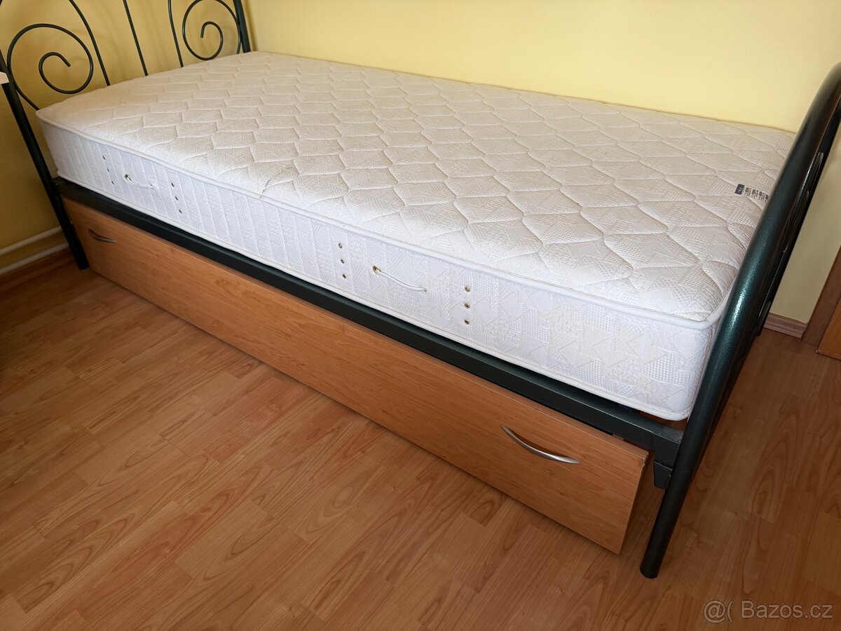 Kovová postel a roštem, matrací a šuplíkem na míru.. - 6