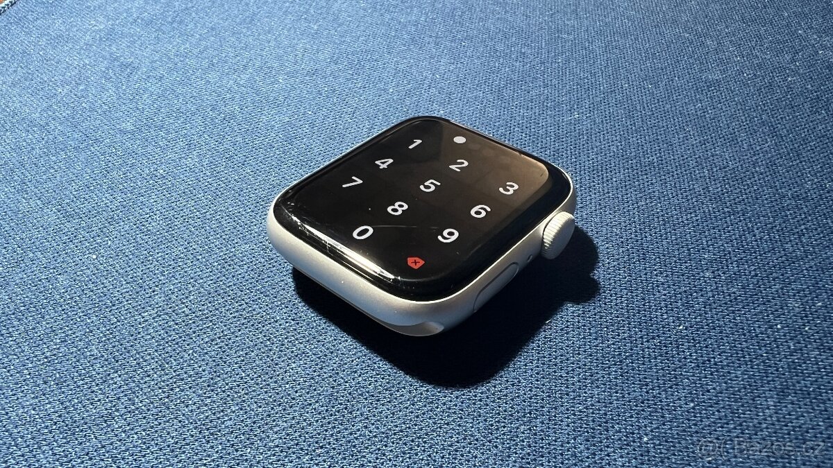 Apple Watch SE 2020 - stříbrná barva velikost 44mm - 6