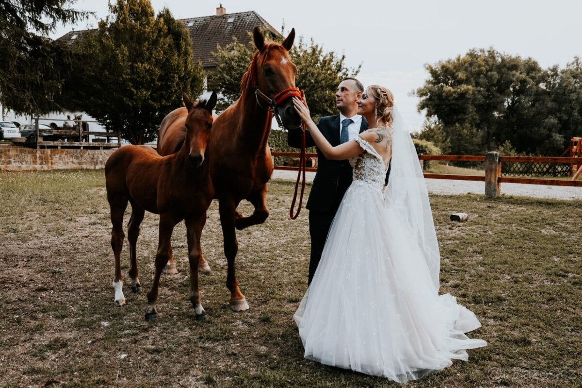 Prodám svatební šaty cena dohodou - 6