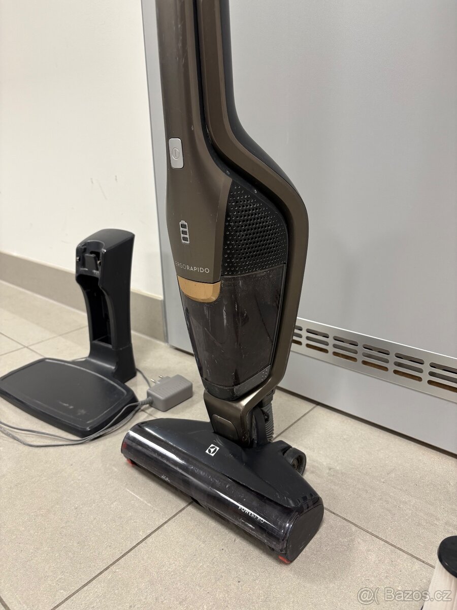 Vysavač tyčový Electrolux EERC72EB - 6