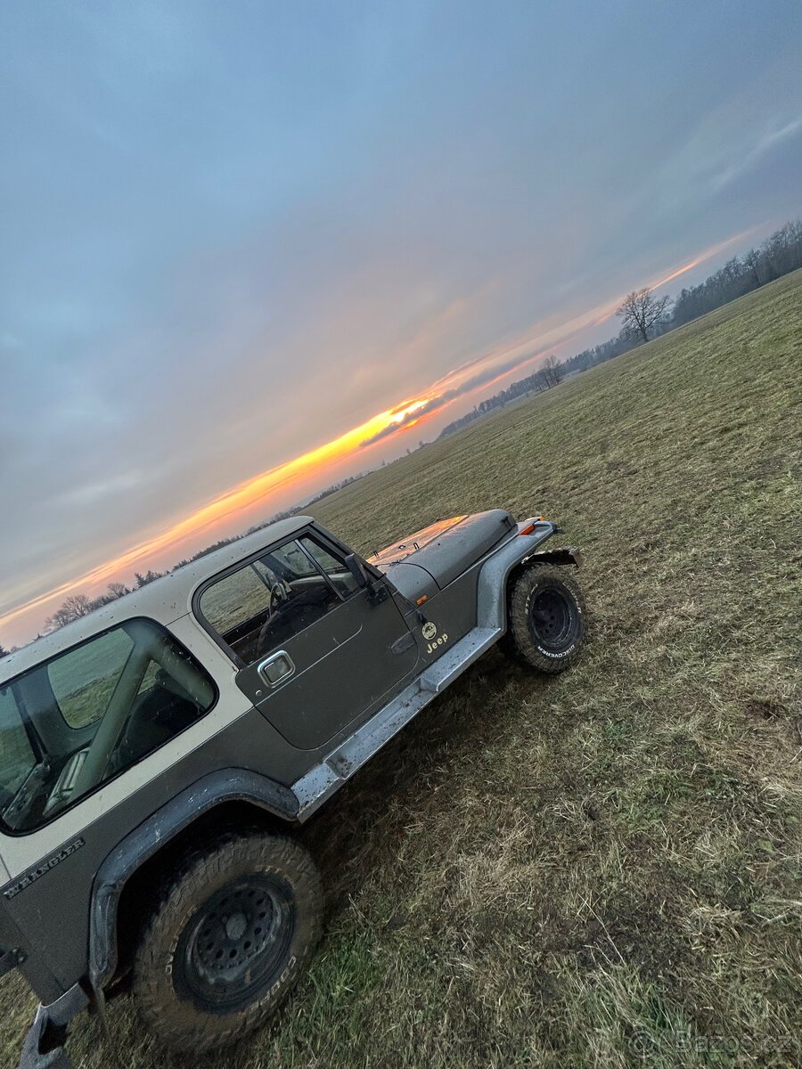 Jeep Wrangler SAHARA 2.5i - 6