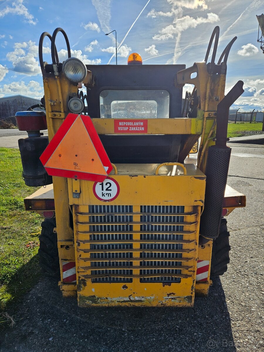 smykový nakladač UNC - 060 z provozu - 6