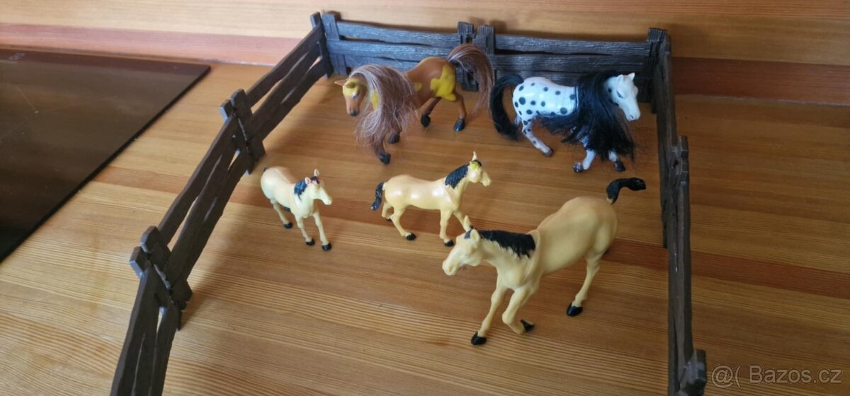 VYŠŠÍ KONĚ S OHRADOU, KURNÍK, SLEPICE, KOHOUT, HOSPODÁŘ - 6