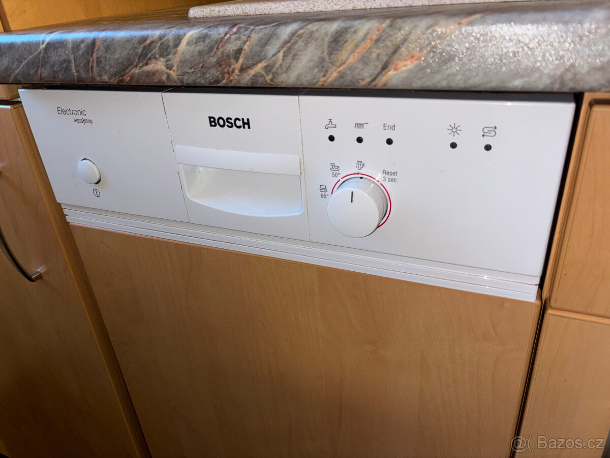 Kuchyň se zánovními spotřebiči - 6