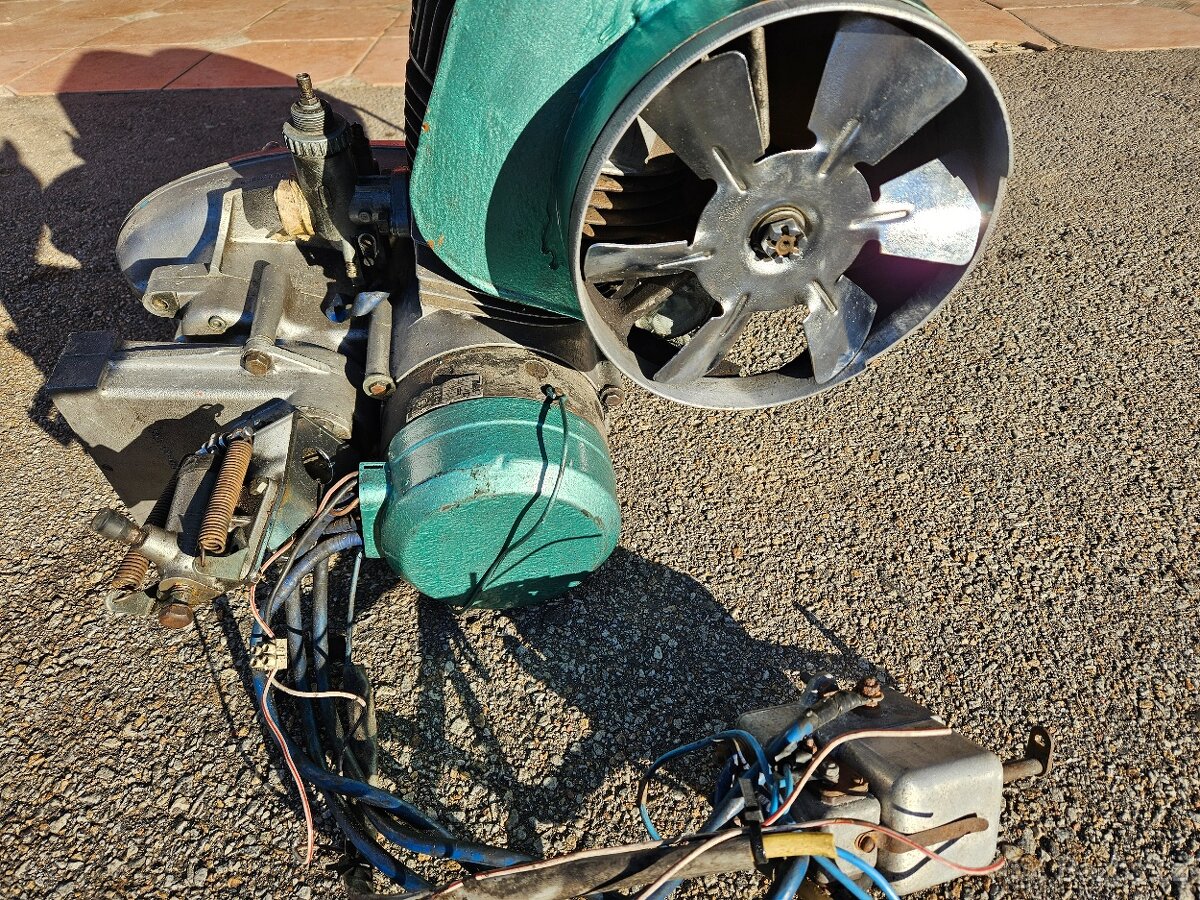 Prodám motor Velorex typ 572/350 - 6
