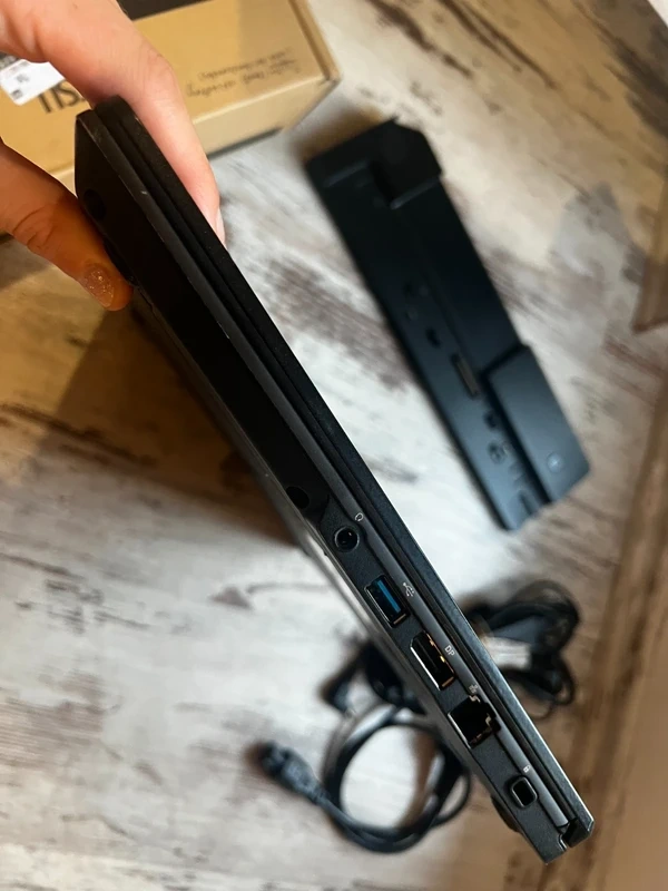 Fujitsu Lifebook U747, černý 14’ - 6