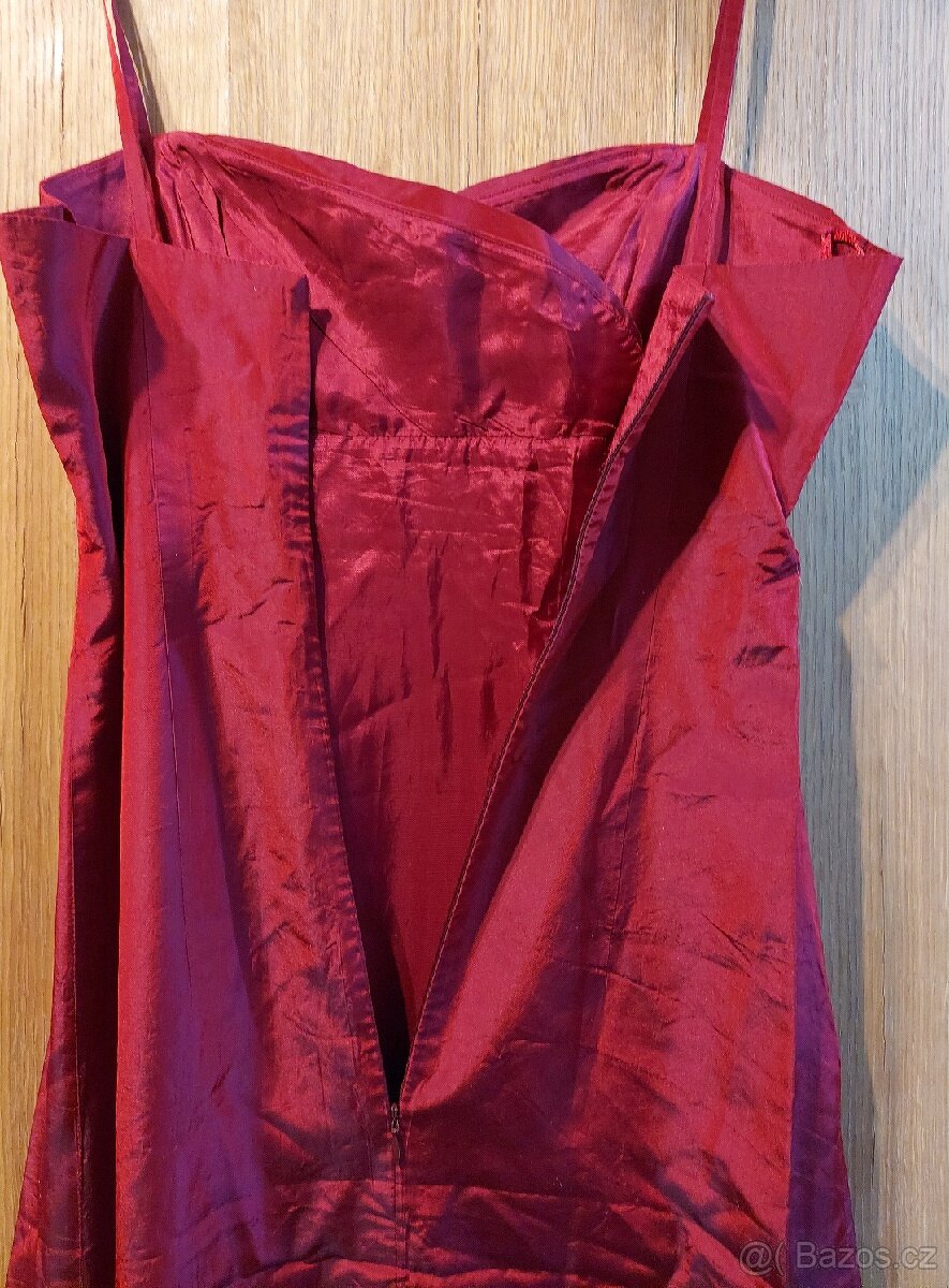 Balíkovna za 69,- Kč. Plesové bordó šaty. - 6