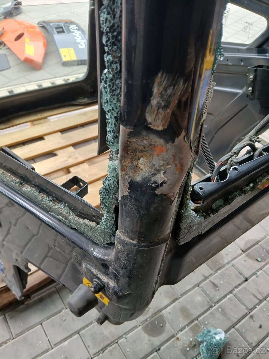 Lehce poškozená kabina bagru Kubota KX060-5 - 6