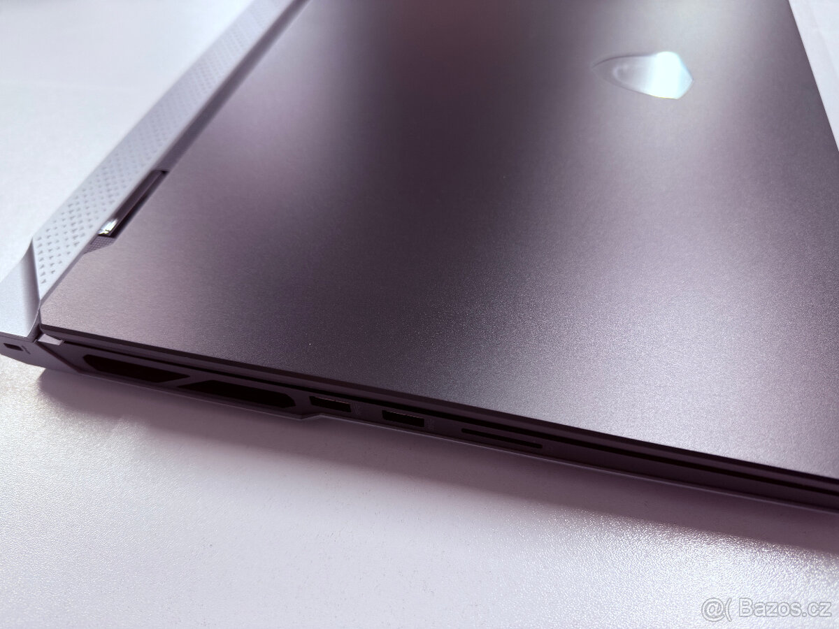 MSI TITAN 18 HX A14VIG - 6