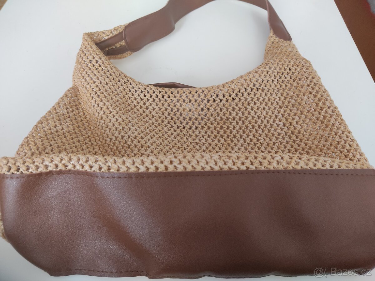 Koženková kabelka, a přes rameno koženka se slaměným motiv - 6