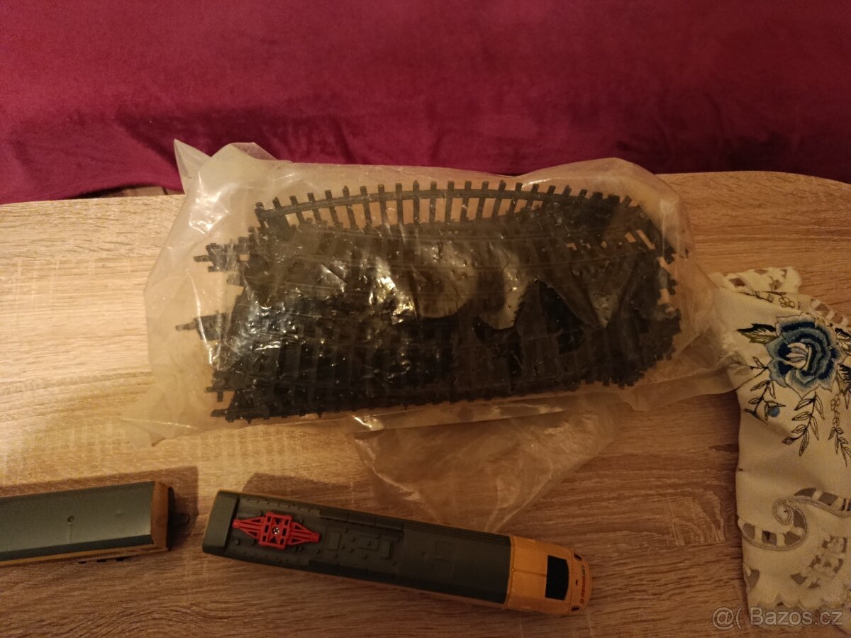 skákací míč+mašinky s koleji , piano - 6