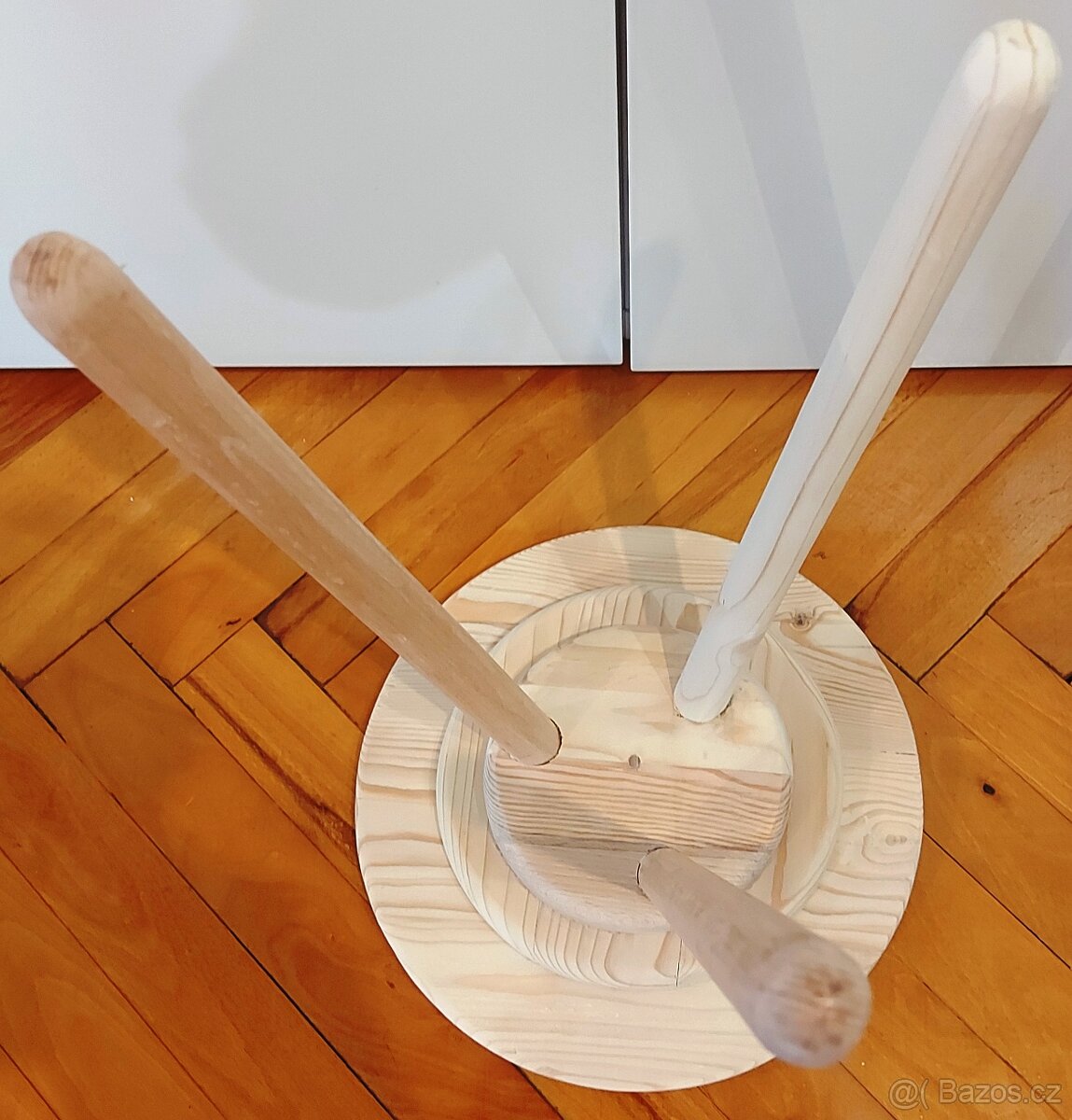 Květinový stolek na trojnožce - 6