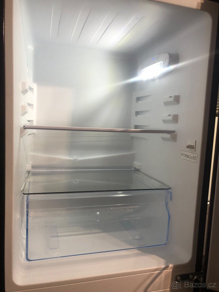 Krásná nová malá lednice s mrazákem CHIQ - 6