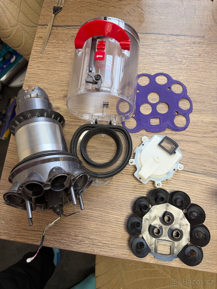 Čištění a Oprava vysavačů Dyson - 6