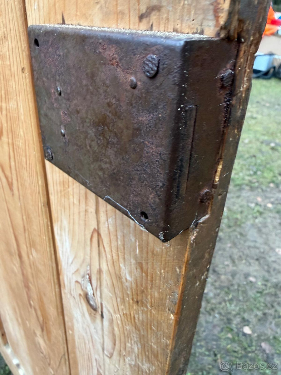 Starožitná skříň z dřevěného masivu - 6
