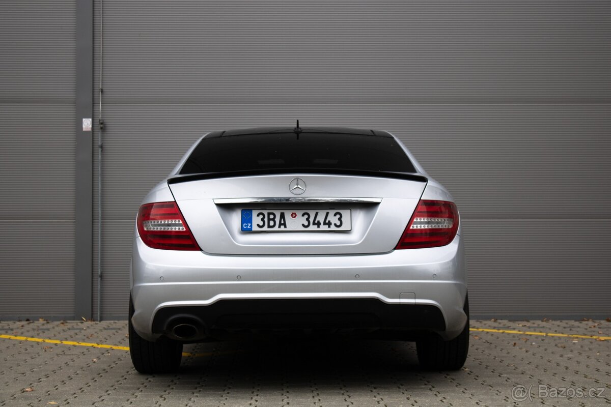Krásný Mercedes-Benz C 250 Coupé s benzínovým motorem - 6