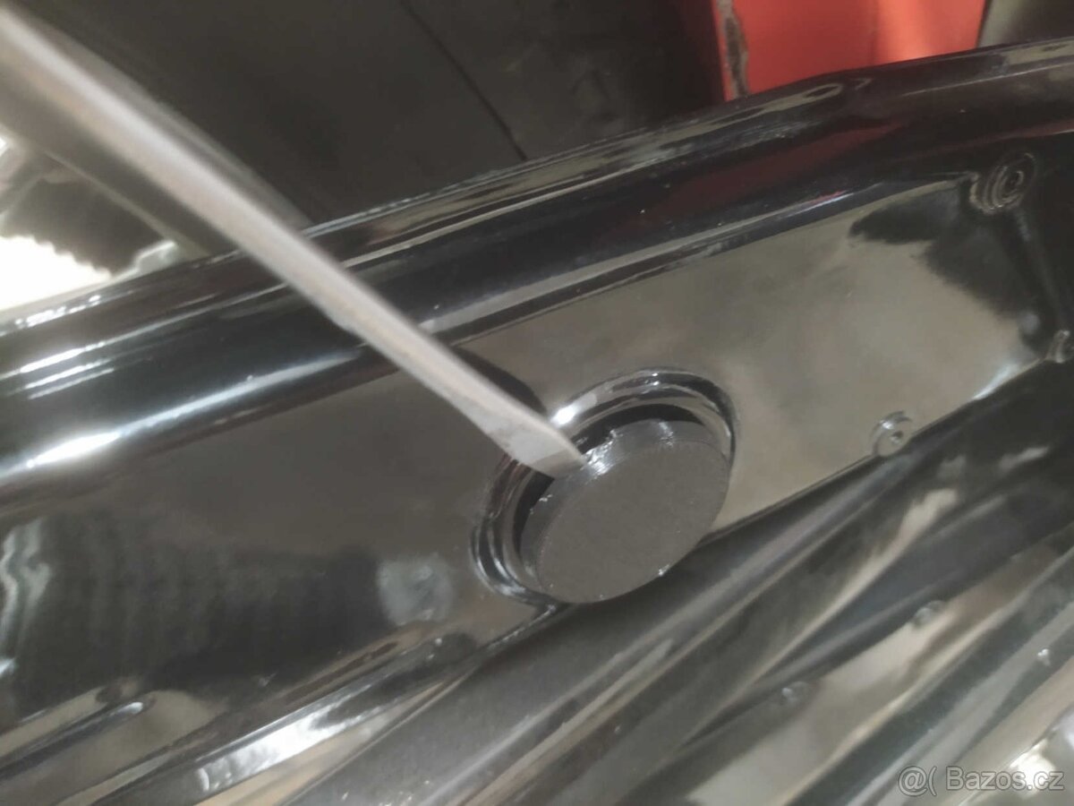 ČZ 350/472 - záslepka, krytka revizní otvor krytu řetězu - 6