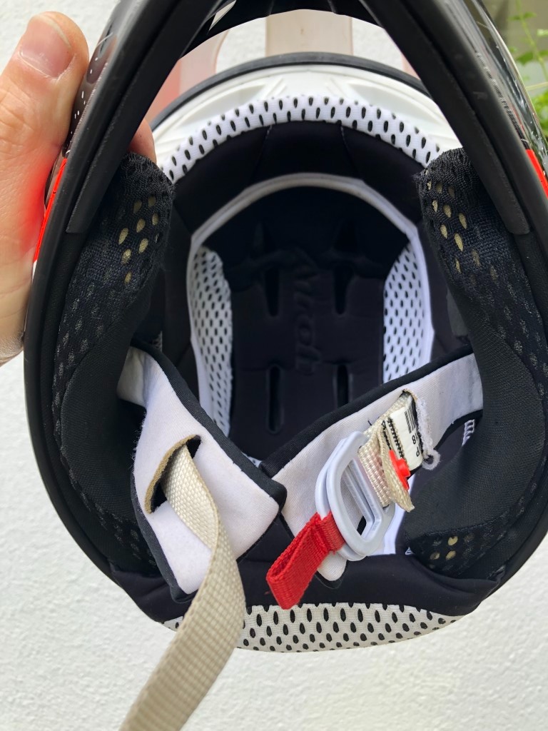 helma přilba AIROH MX - 6