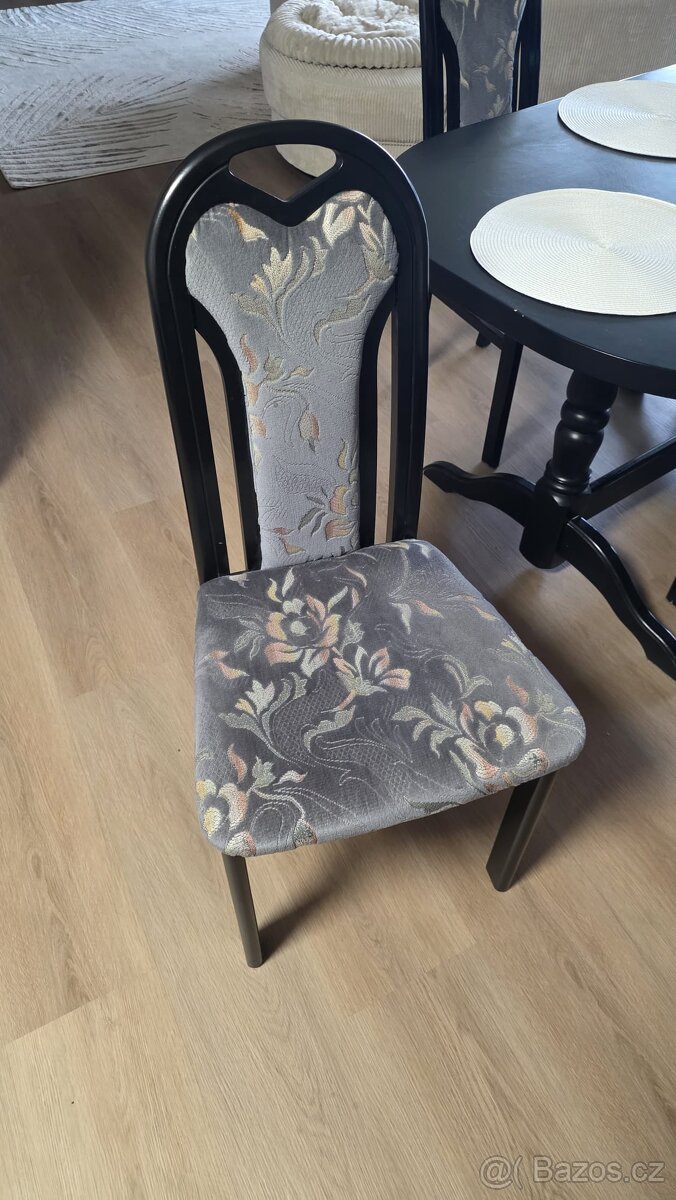 Set rustikálního dřevěného stolu se 6 čalouněnými židlemi - 6