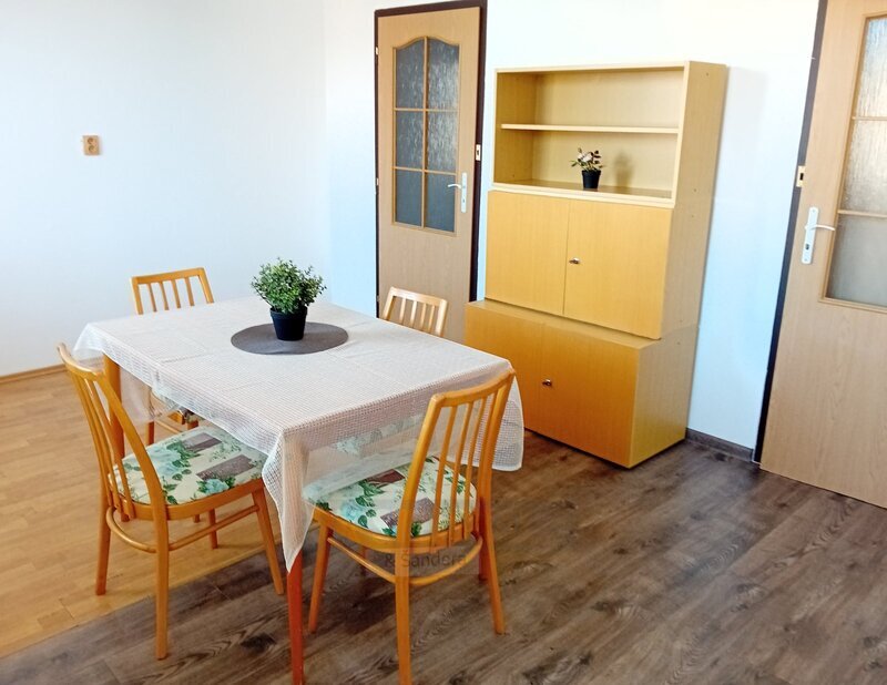 Pronájem prostorného bytu 3+1 s halou a lodžií, ca 78m², síd - 6