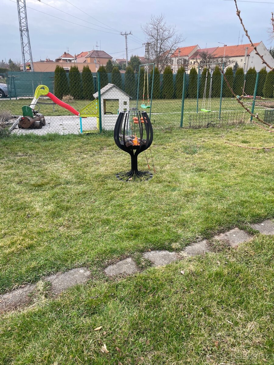 Designové ohniště / zahradní socha – motiv sklenky vína - 6
