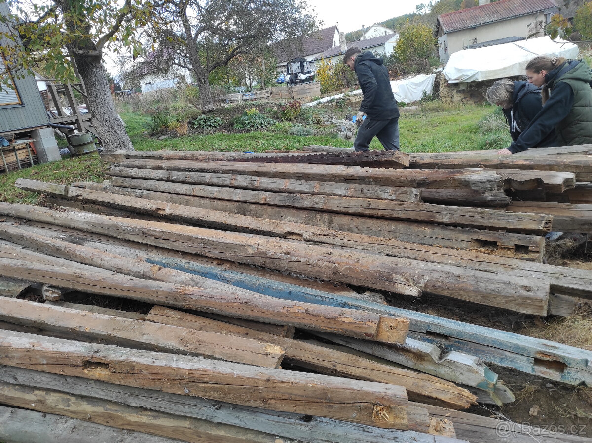 ručně tesané trámy ze střechy - 6