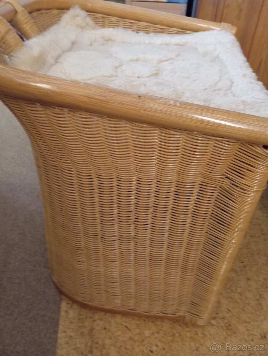 Prodám proutěné křesílko s úložným prostorem a kožešinou - 6