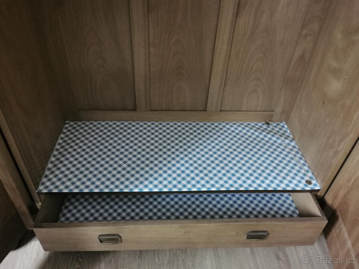 Skříně z 30 let - 6