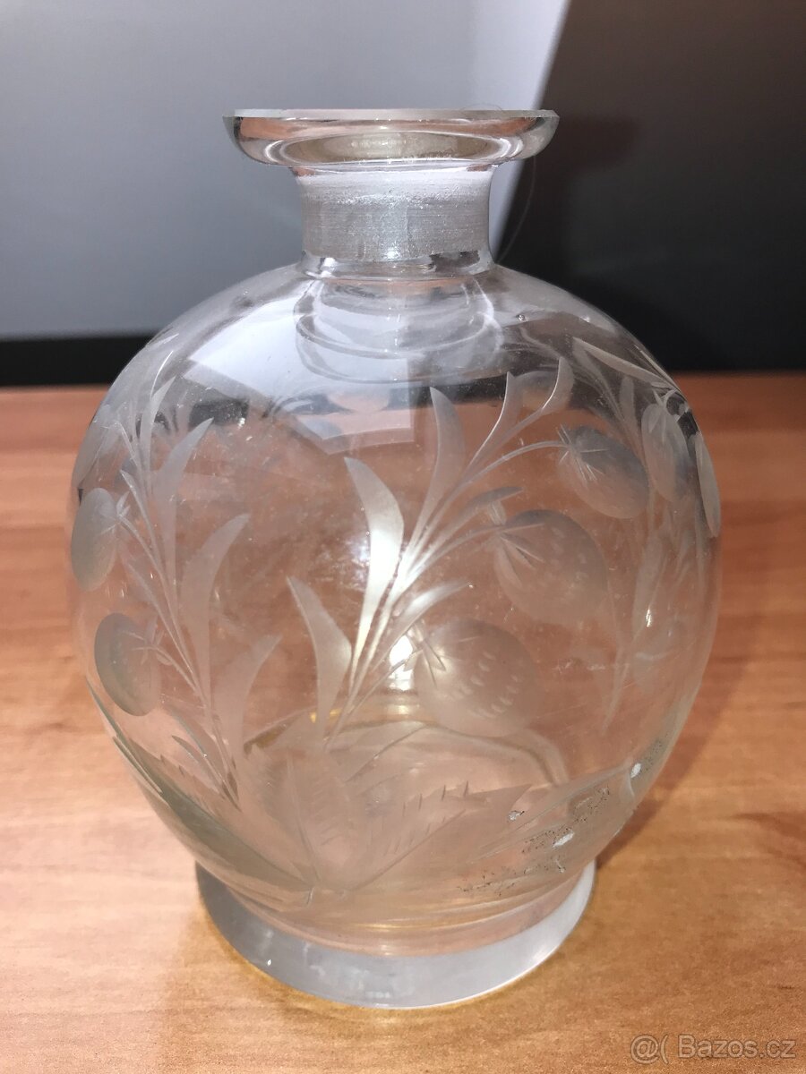 Sběratel nabízí staré skleněné karafy - 6