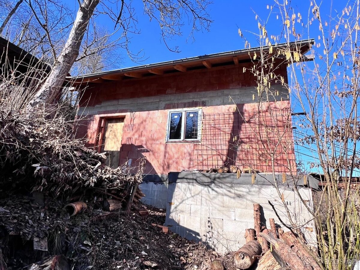 Prodej dvou pozemků s rozestavěnou chatou Unhošť - 6