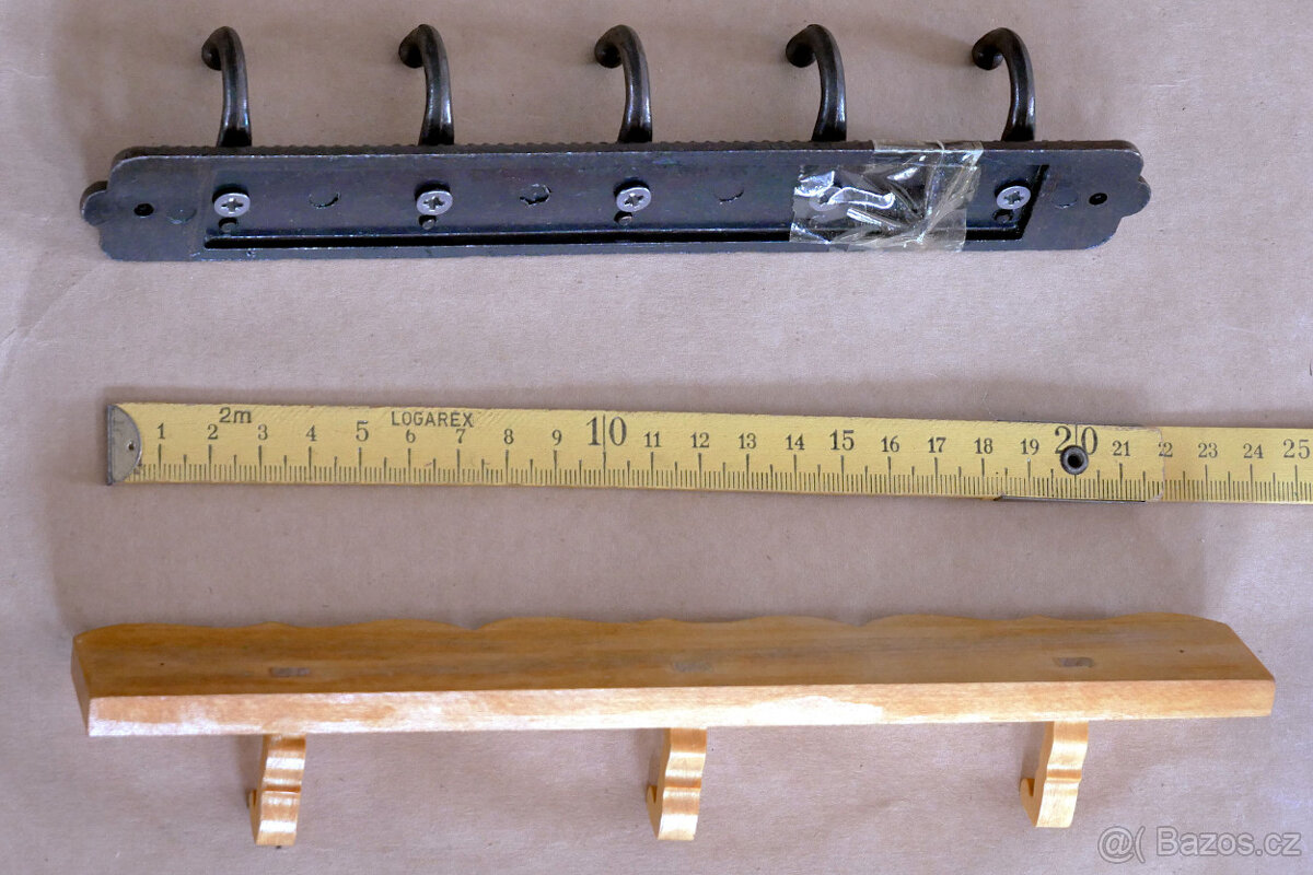 Dřevěná polička, háčky a drobné dekorace - 6