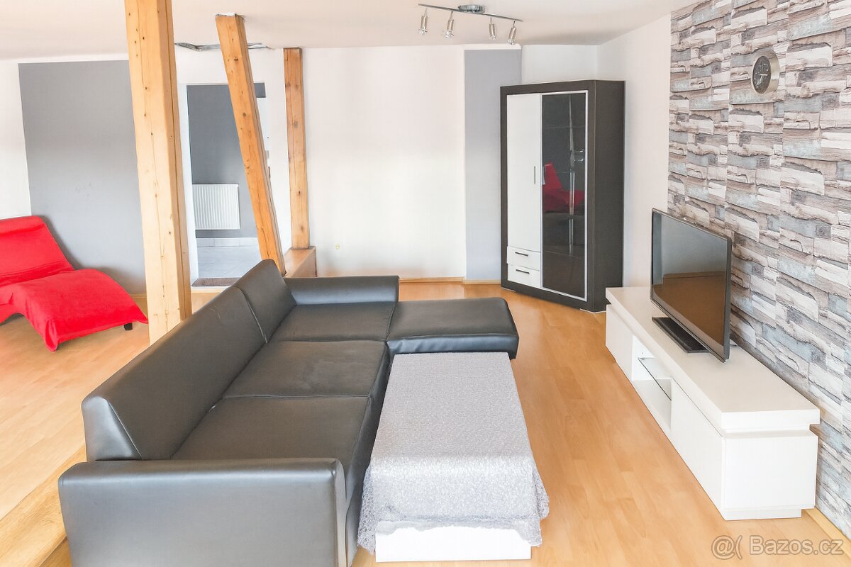 Pronájem prostorného podkrovního bytu 5+1, 171 m² – Krupská - 6