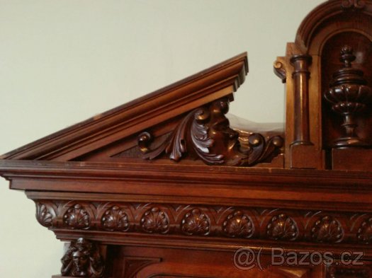 starožitná vyřezávaná skříň - 6