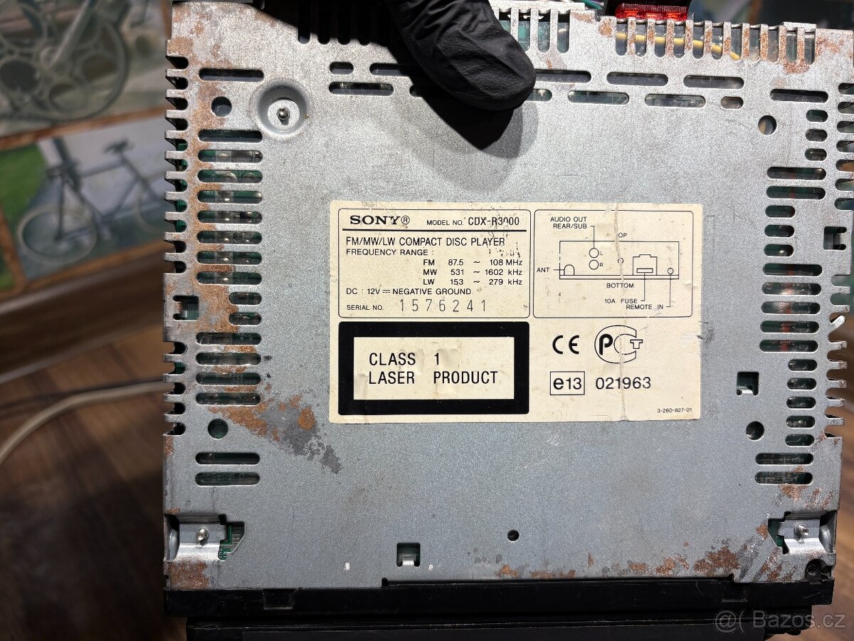 SONY CDX-R3000–červené podsvícení, Tuning dvířka pro CD. - 6