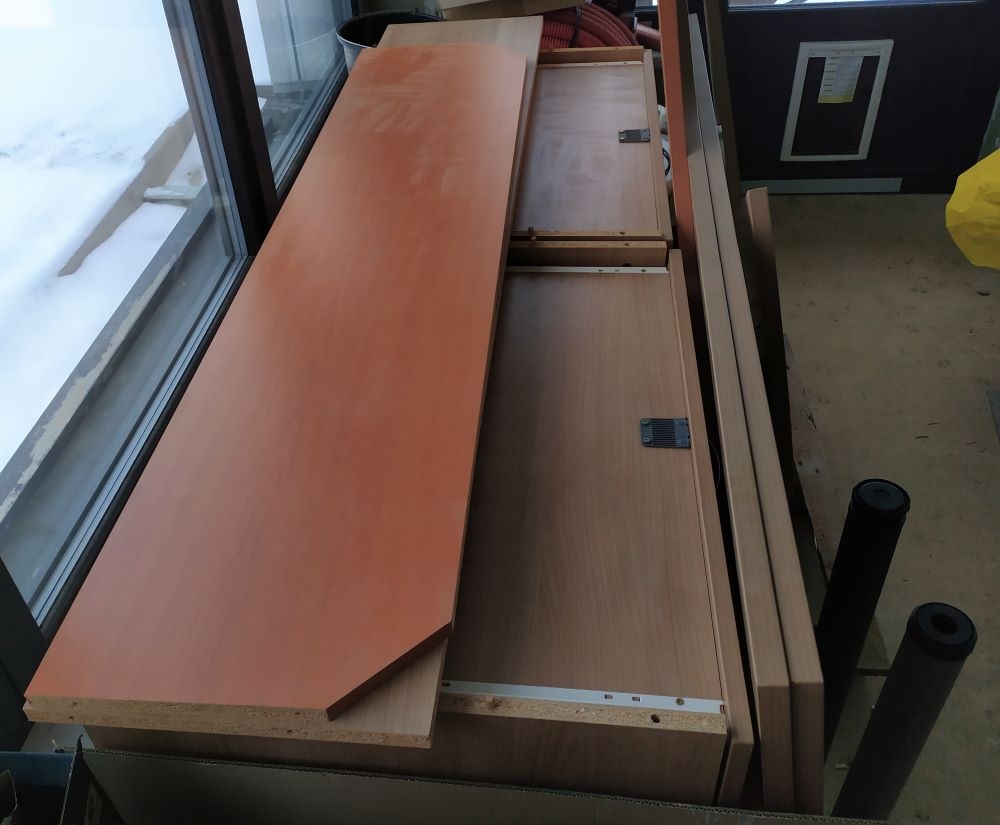 2 ks nových stolů + 1 ks nová komoda - 6