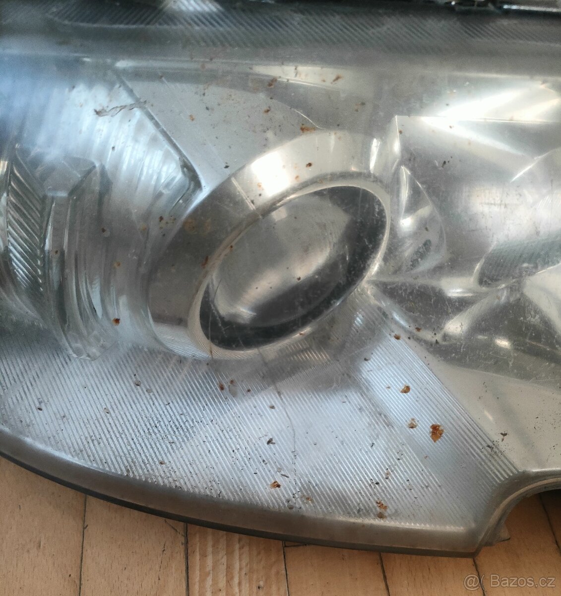 Přední pravý xenonový světlomet na Škoda Superb 1 - 6