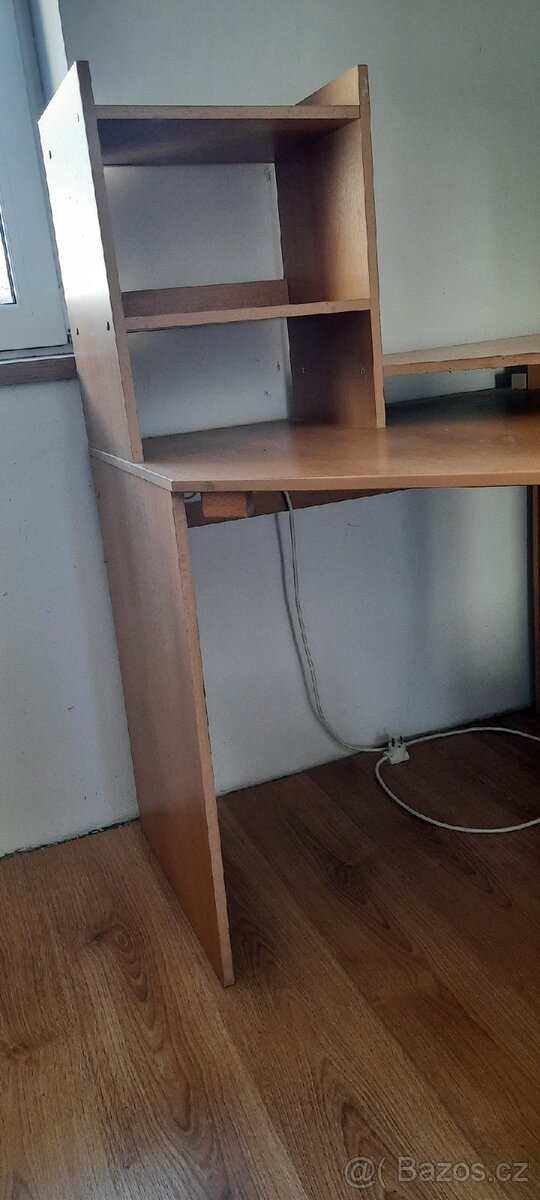 Rohový PC stůl s regály a policemi (vč. dvou zásuvek) - 6