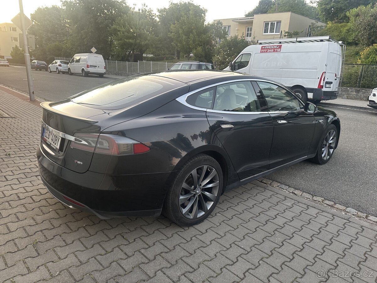 Tesla model S, P85, nabijeni zdarma - 6
