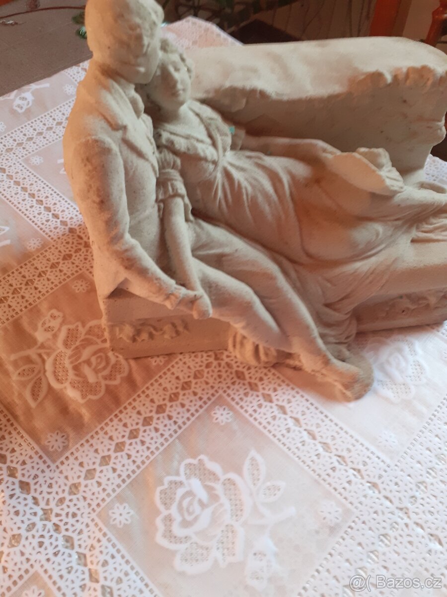 Soška milenci na lavičce, opice sedici - 6