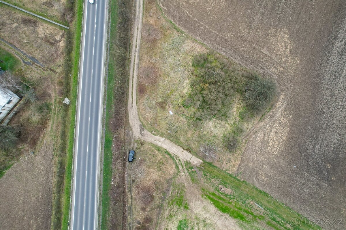 Malý pozemek u silničního přivaděče - 6