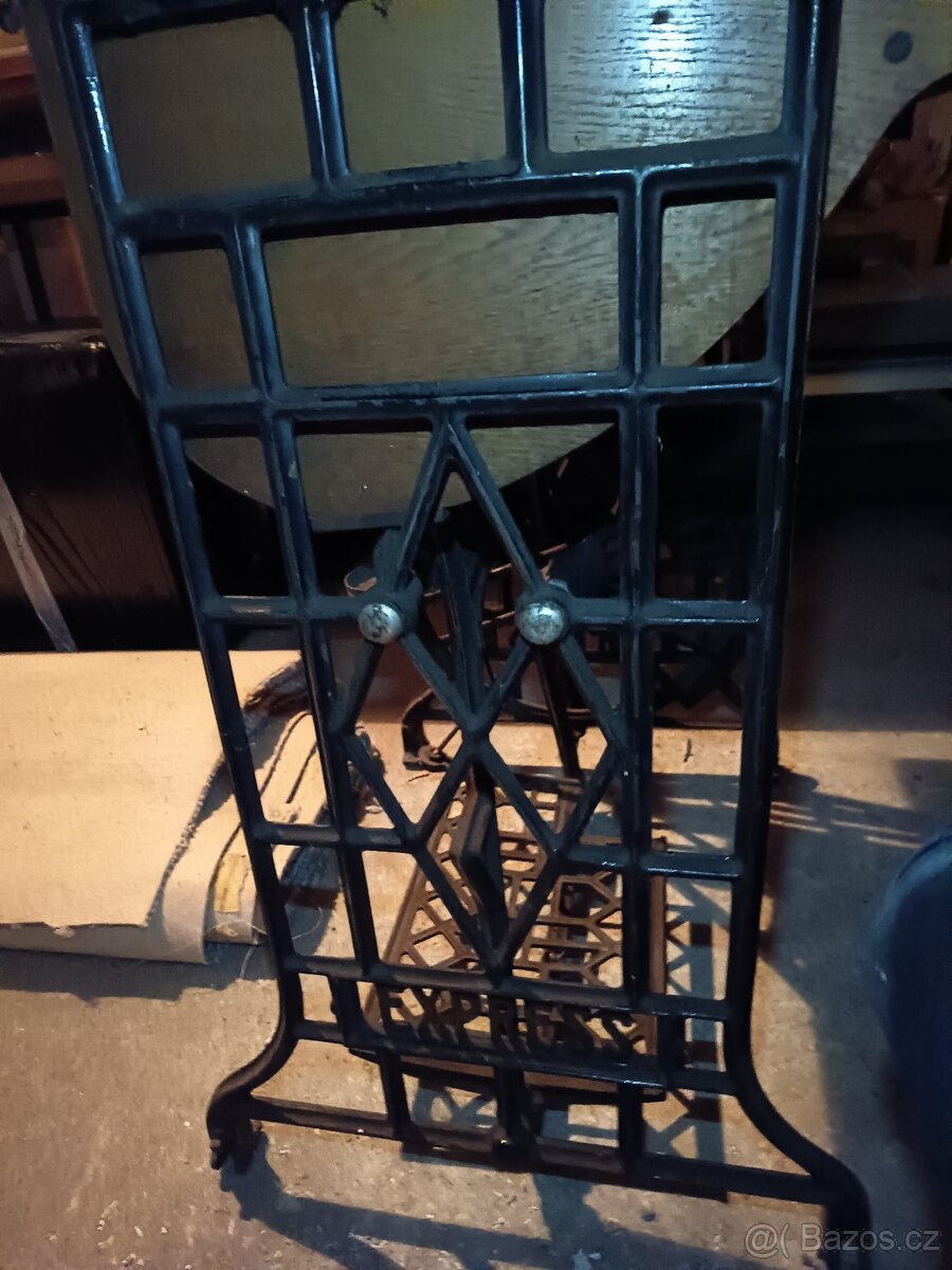 Šicí stroj Bobbin se starožitnou výbavou - 6